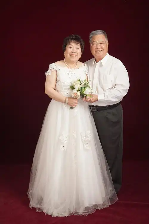 我以白纱配你白发烟台10对老人拍婚纱照浪漫过七夕