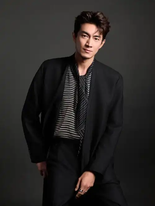 凭借《玫瑰的故事》提名最佳男配角的林更新 ,昨晚身穿 giorgio