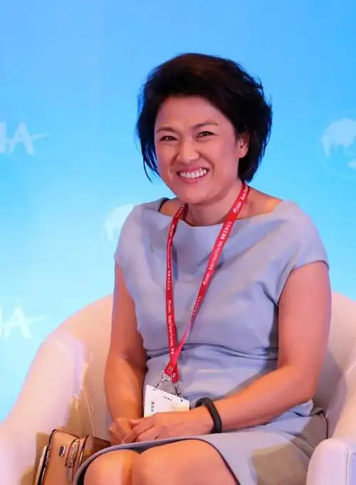 潘石屹的妻子真该好好收拾自己了弄风吹的发型挺显脸盘的