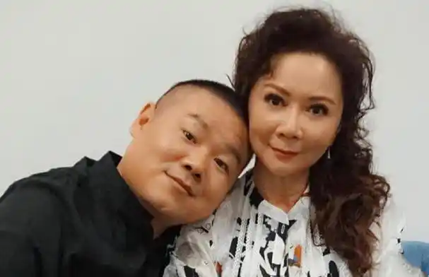 在蔡明年轻时,她的丈夫丁秋星被她的独特气质所吸引,两人展开了甜甜的