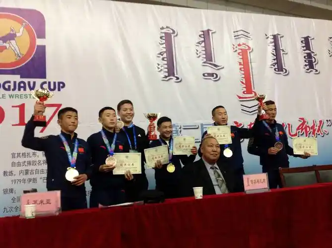 的内蒙古自由式摔跤队,他天赋异禀仅在十八岁就获得了全国锦标赛冠军