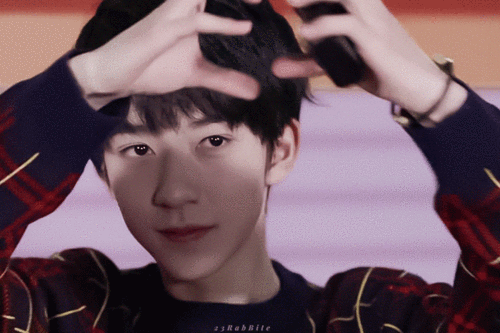 怎么看待贺峻霖颜值?