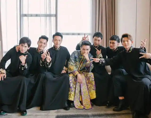 看着陈晓闭目思考答案,伴郎们个个紧张不已,一听到要受惩罚,为了好