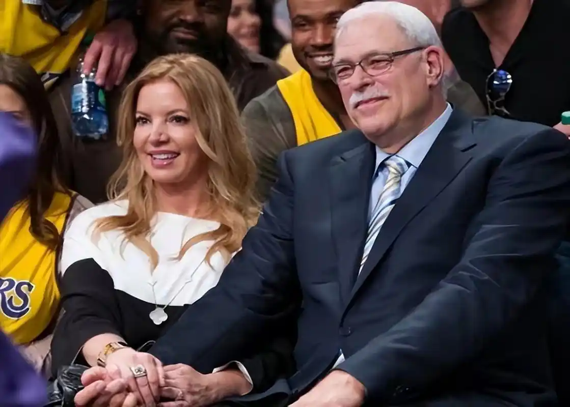 nba湖人老板珍妮-巴斯和喜剧演员杰伊-莫尔完婚.