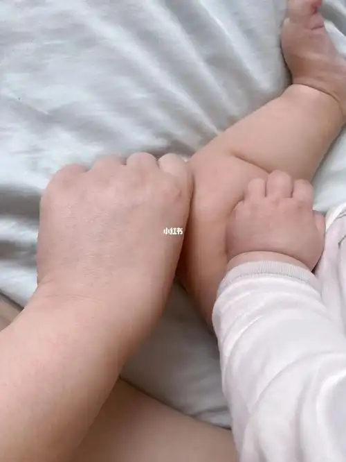 而我,就是婴儿肥小胖手#宝宝日常  #龙凤胎日常  #龙凤胎  #小肉手