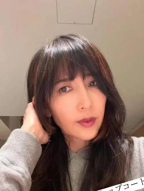 51岁工藤静香水母头减龄脚踩短靴秀小鸟脚踝肤白貌美一脸清冷高傲