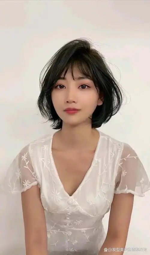 普通的短发简约大方,更适合脸大的女生.