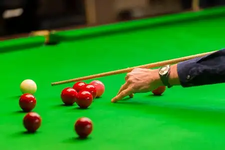 专注于球杆瞄准白球打破斯诺克台球斯诺克台球撞球,球杆,粉笔在绿色的