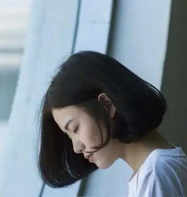 瓜子脸女生适合的清新黑se短发发型大全