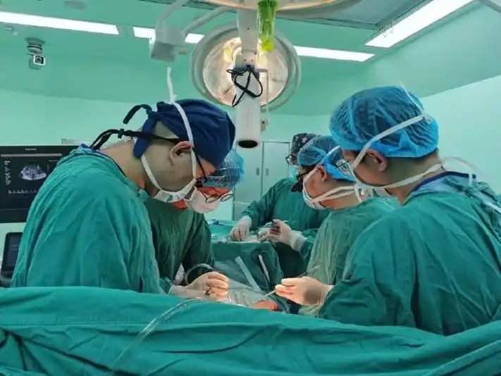 医生手术中.