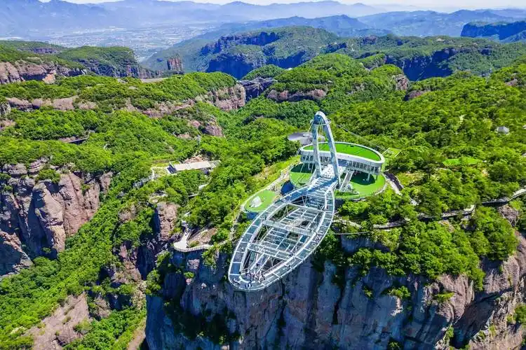 首先到达的南天顶玻璃观景台并非神仙居制高点,但视野开阔,适合总览