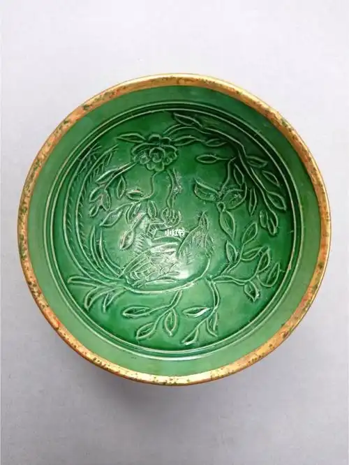 宋金定窑绿釉印花撇口盏