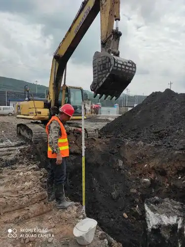 曹贝贝,牛林平基坑挖土测量标高