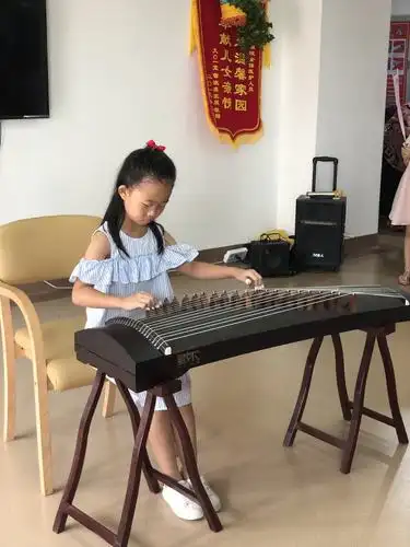 温书菲小朋友带来了古筝演奏《金蛇狂舞》