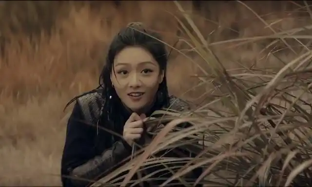 她是《怒目金刚》中的宝藏女孩,常常泡在健身房,马甲线十分性感