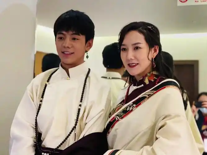 女神泽旺拉姆和理塘丁真最新照片