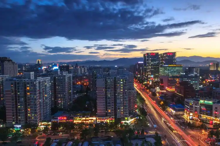 五道口地铁站无边的夜景,让人震撼,感叹北京底色之美!