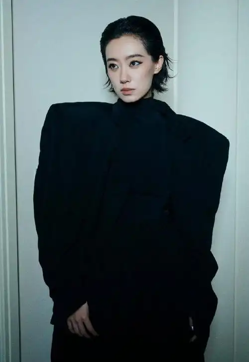 巴黎世家这晚,李沁裙子亮眼,杨超越上衣好大,刘昊然这是睡衣?