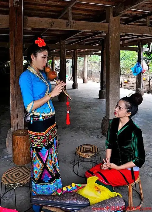 傣族小卜少吹奏一曲葫芦丝.