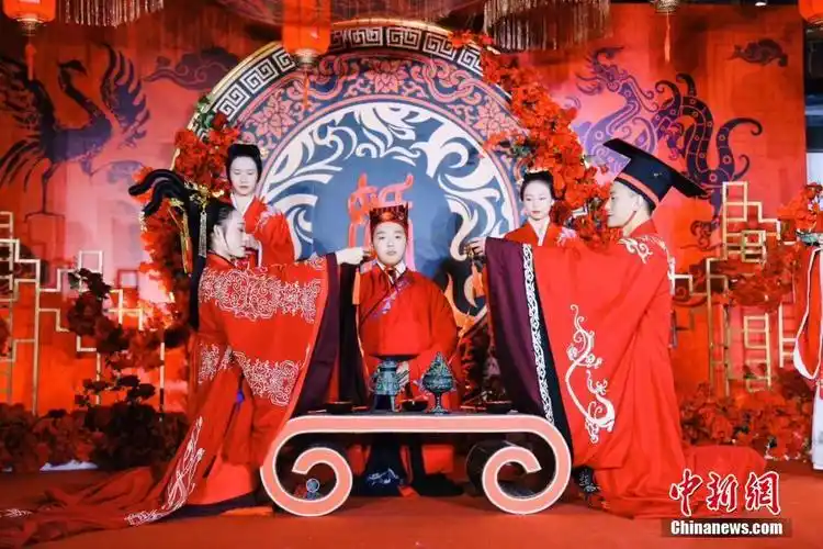 新郎新娘婚仪六礼,同饮合卺酒,同食同牢礼.