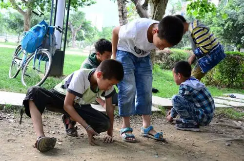 小时候的玻璃弹珠是如何制作的,看完让你拾童年美好回忆!