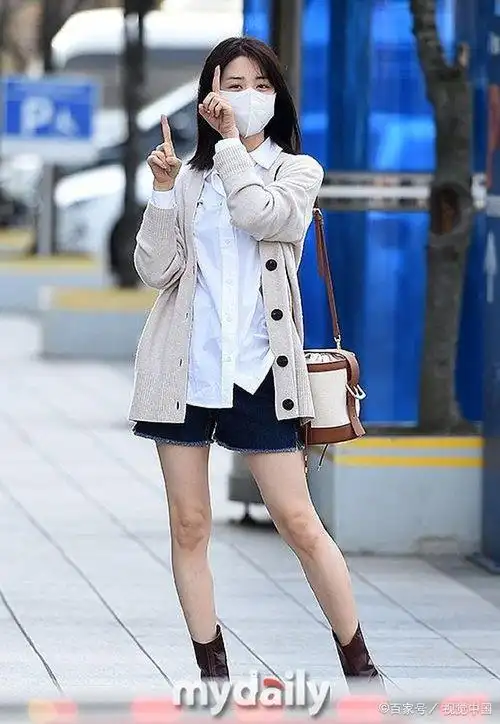 朴河宣穿白色衬衣搭米色开衫清新迷人,穿热裤秀美腿,气质太好了