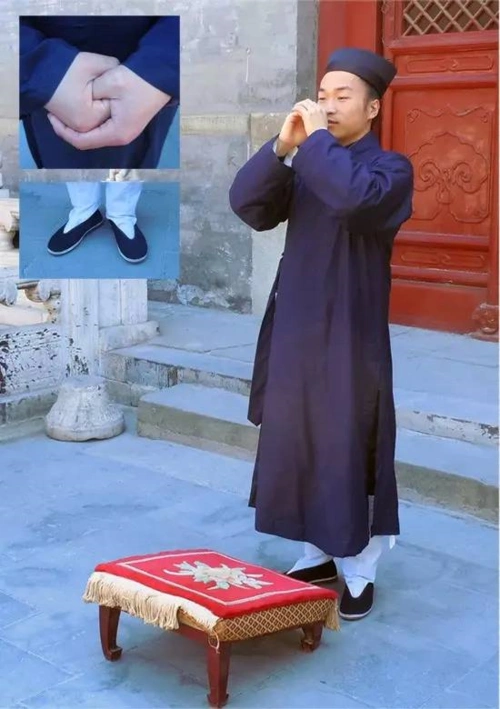 向前躬身,双手于腹前合抱. 双手自下而上(不过眉)行礼.