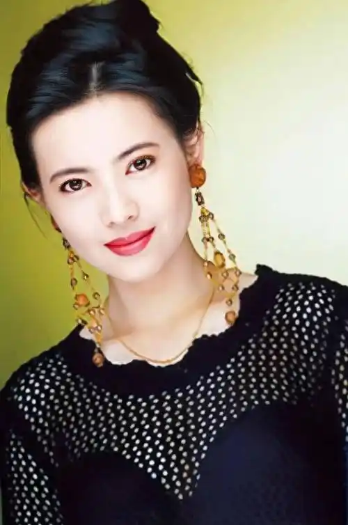 蓝洁瑛"靓绝五台山",与周慧敏同框也毫不逊色_香港_生活_角色