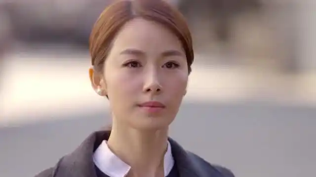 丽抒初次登场,一身简练穿搭彰显知性美,眼眸好似微笑太惊艳!