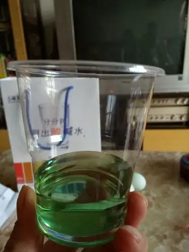 50毫升珍铭水滴了5滴ph值试剂以后水变了绿色