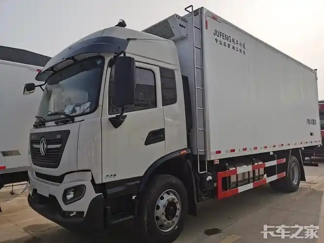 68米东风天锦kr高顶双卧肉钩冷藏车