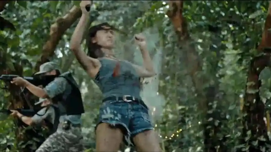 潜伏在队伍里的热裤风骚女反派,乱战中小腹中弹玉陨