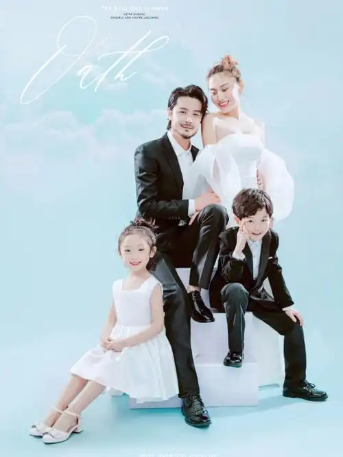 四人全家福纯色背景简约