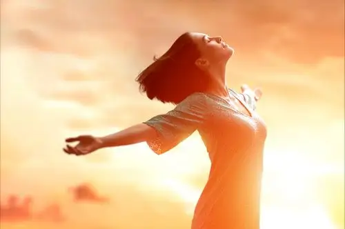 棕发女孩放飞心情4k壁纸