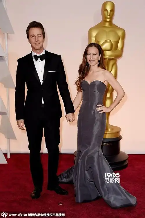 最佳男配热门爱德华诺顿亮相携手妻子恩爱登场