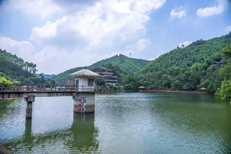 雄伟巨大的石刻群雕九龙献瑞耸立龙门水库前,成为一大特色景观.
