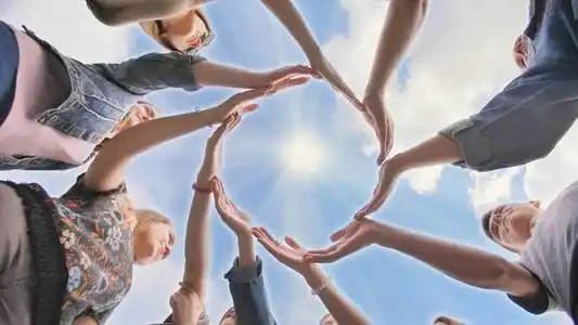 学生们互相帮助.照片