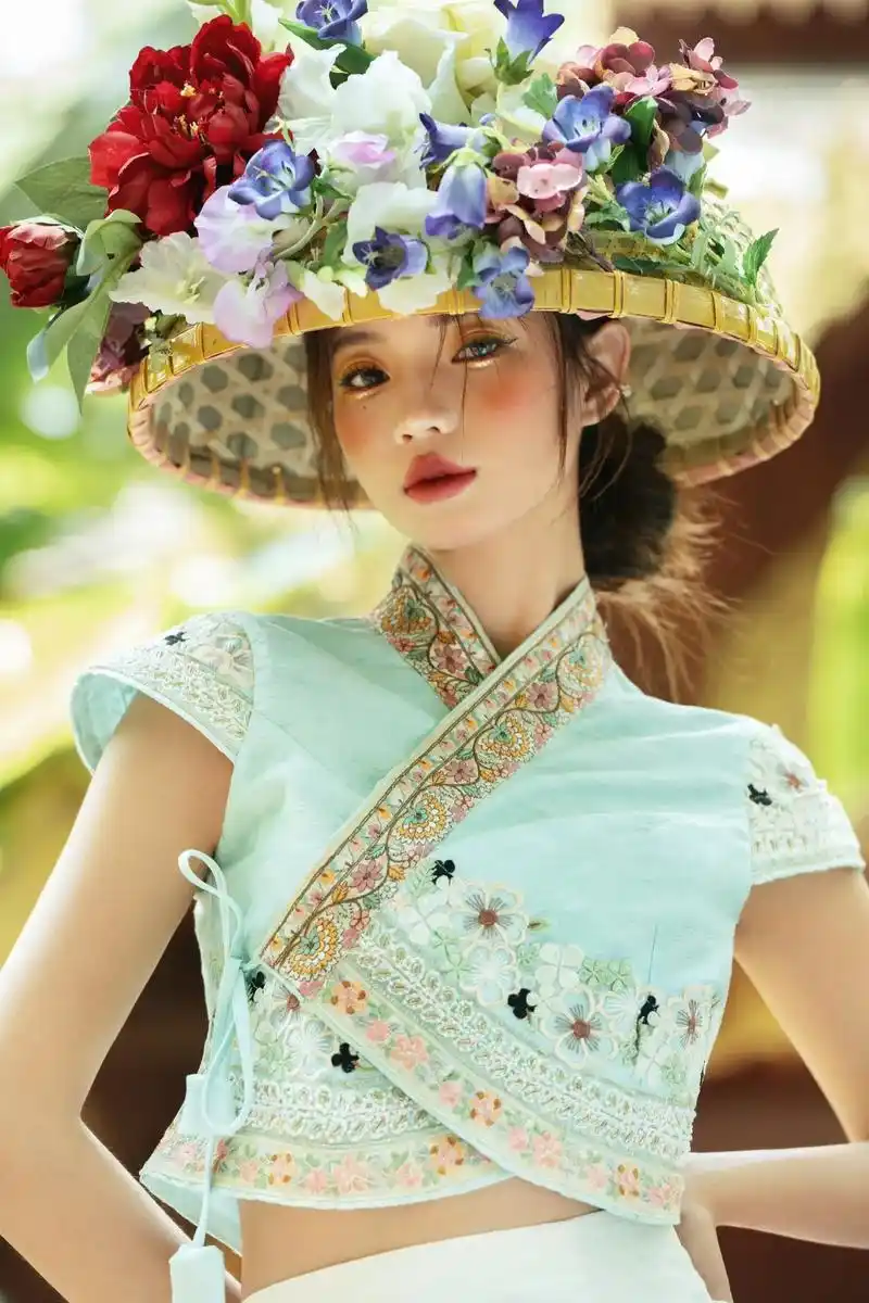 西双版纳写真推荐.穿上傣族服饰 去版纳有名的地方走了一圈 摸 - 抖音