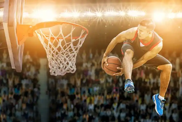 篮球运动员把火球扔到体育场