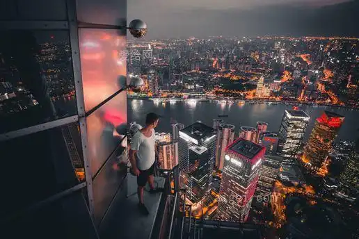 站在楼顶俯瞰城市的人(man standing at buildings rooftop