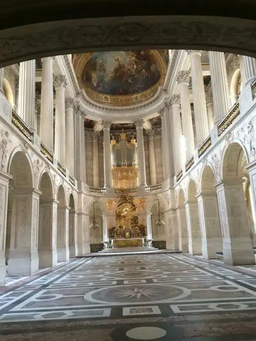 凡尔赛宫宫殿为古典风格建筑,庄重雄伟