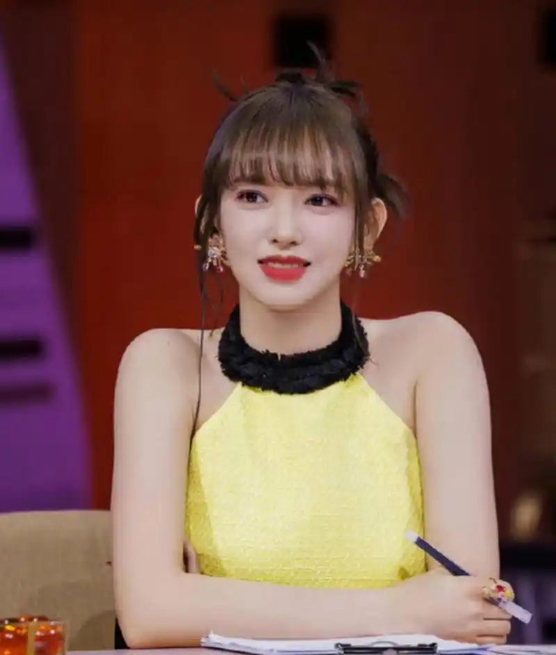 程潇在综艺节目里太亮眼,往那一坐就是靓丽的风景,笑起来还有几分可爱