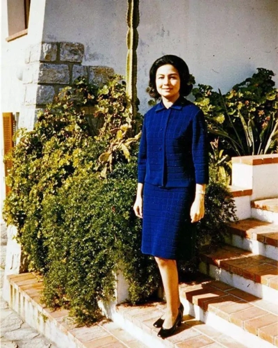 柬埔寨太后年轻时真靓戴高帽穿闪钻裙能歌善舞被称亚洲美后