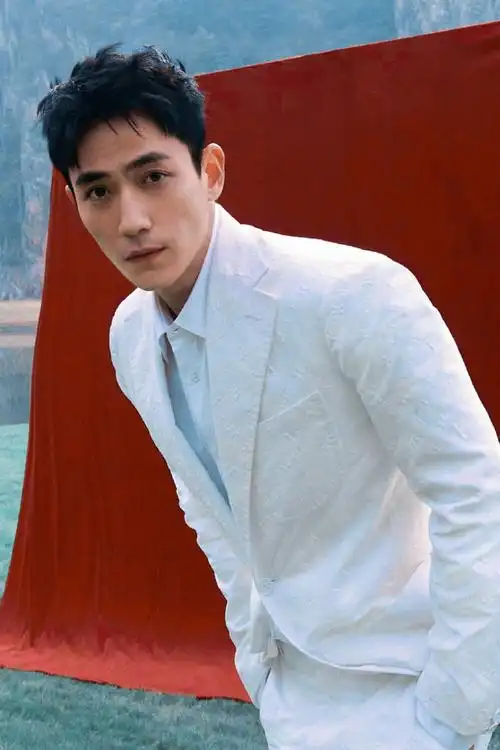 朱一龙芭莎六月封面##朱一龙故事感芭莎大片