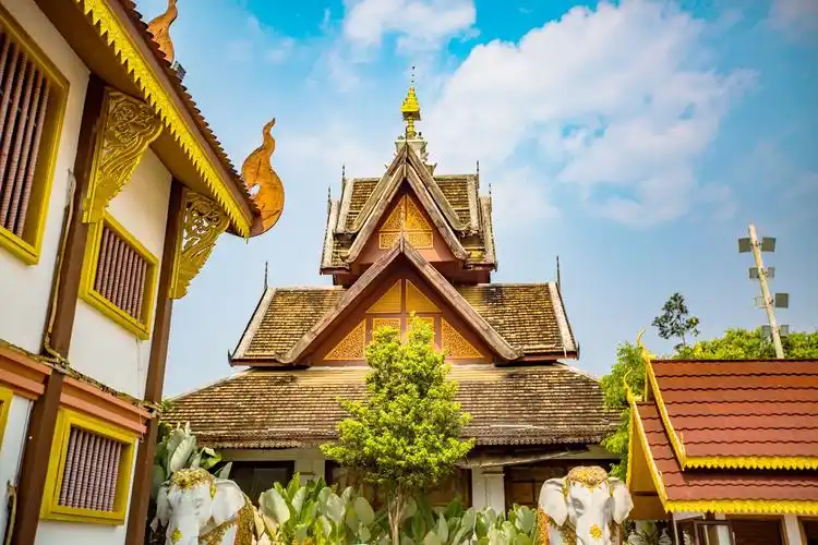 西双版纳大金塔寺,有1300多年历史,环境清幽,是景洪市的总佛寺