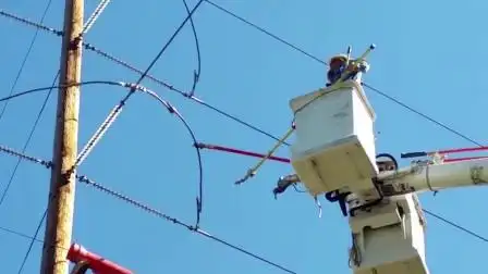 美国人带电操作,剪断高压线的一瞬间,火花四溅!