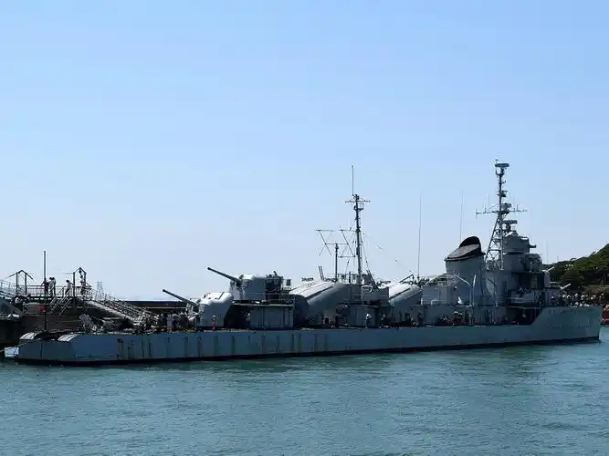 p>鞍山号驱逐舰(英文:anshan destroyer,舷号:101),是20世纪50年代