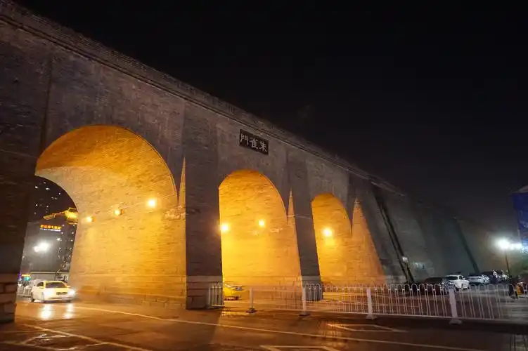 西安阅城瓦舍旅行酒店坐落于西安古城墙朱雀门脚下,与城墙仅