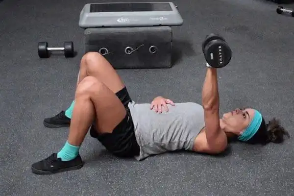 单臂哑铃平地卧推