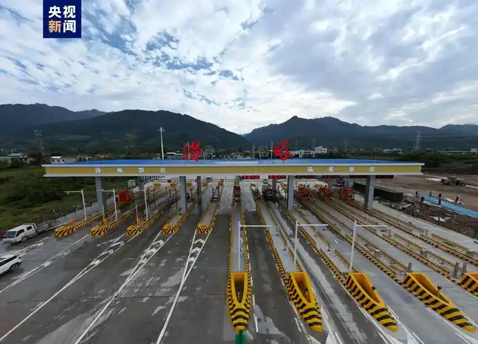 京昆高速公路蒲城至涝峪段改扩建项目起于蒲城东杨枢纽互通立交,止于